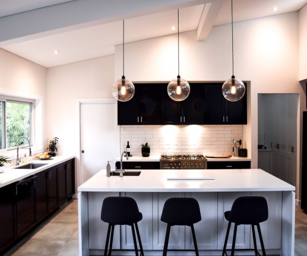 a-modern-kitchen-in-a-contemporary-black-and-white-design_t20_W7PNlL